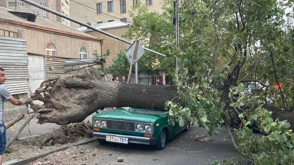 Երևան քաղաքում ուժեղ քամուց որոշ ավերածություններ են եղել