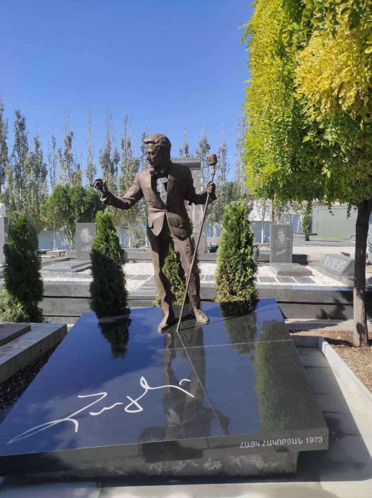 Երևանի քաղաքային պանթեոնում տեղադրվել է երգիչ Հայկոյի արձանը