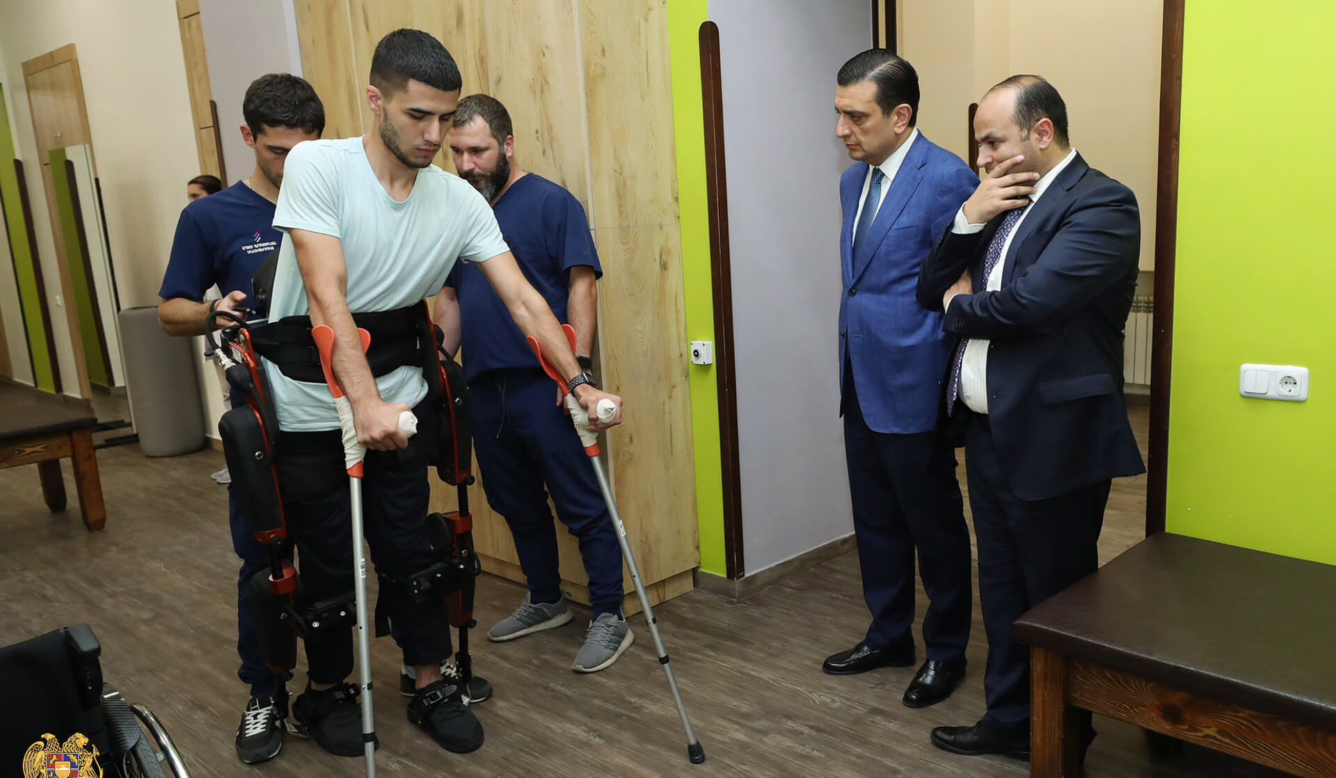 Ն․Մկրտչյանը «Զինվորի տանը» ծանոթացել է էկզոսկելետոն աջակցող սարքի հնարավորություններին