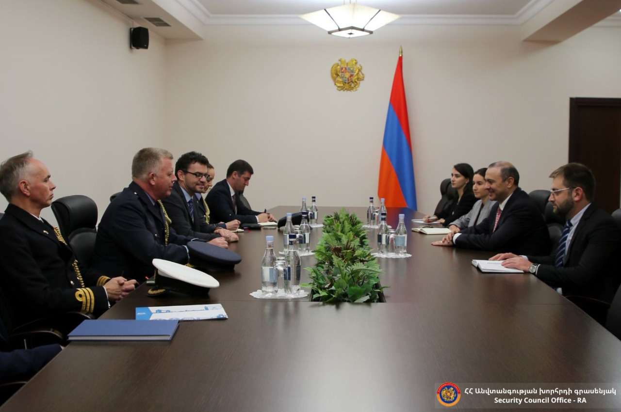 ՀՀ ԱԽ քարտուղարը հանդիպել է Արևելյան Եվրոպայում բրիտանական պաշտպանական բաժանմունքի ղեկավարին