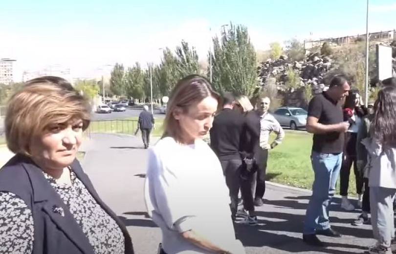 Անհետ կորած համարվող զինծառայողների հարազատները այսօր բողոքի ակցիա են իրականացրել ՊՆ-ի դիմաց