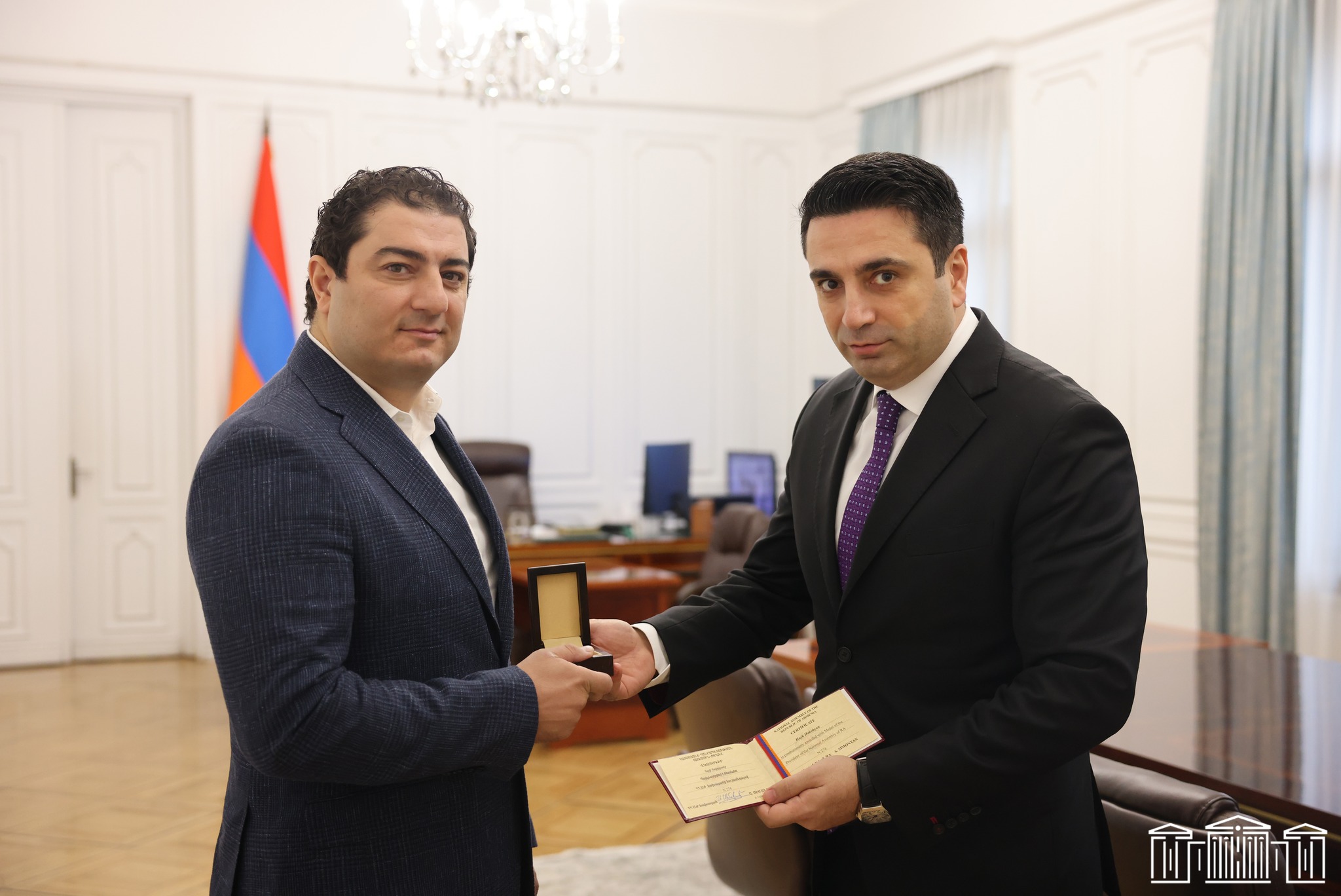 ԱԺ նախագահը ՀՀ վաստակավոր արտիստ Հայկոյի պարգեւը` հետմահու հուշամեդալը, հանձնել է երգչի եղբորը
