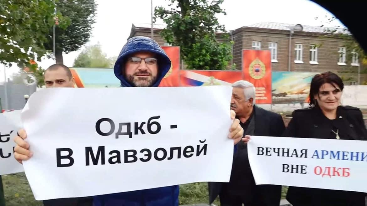 ԴՈՒՐՍ ՀԱՊԿ-ից. լուռ ակցիա Գյումրիի 102-րդ ռուսական ռազմաբազայի առջև.  Ա. Բաբաջանյան