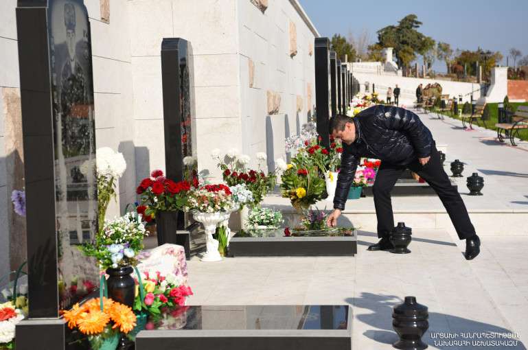 ԱՀ նախագահն այցելել է Ստեփանակերտի զինվորական պանթեոն