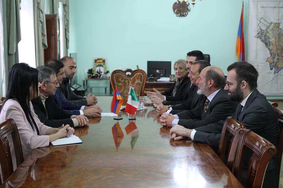 Գյումրի համայնքի ղեկավարն ընդունել է Իտալիայի դեսպանատան ներկայացուցիչներին