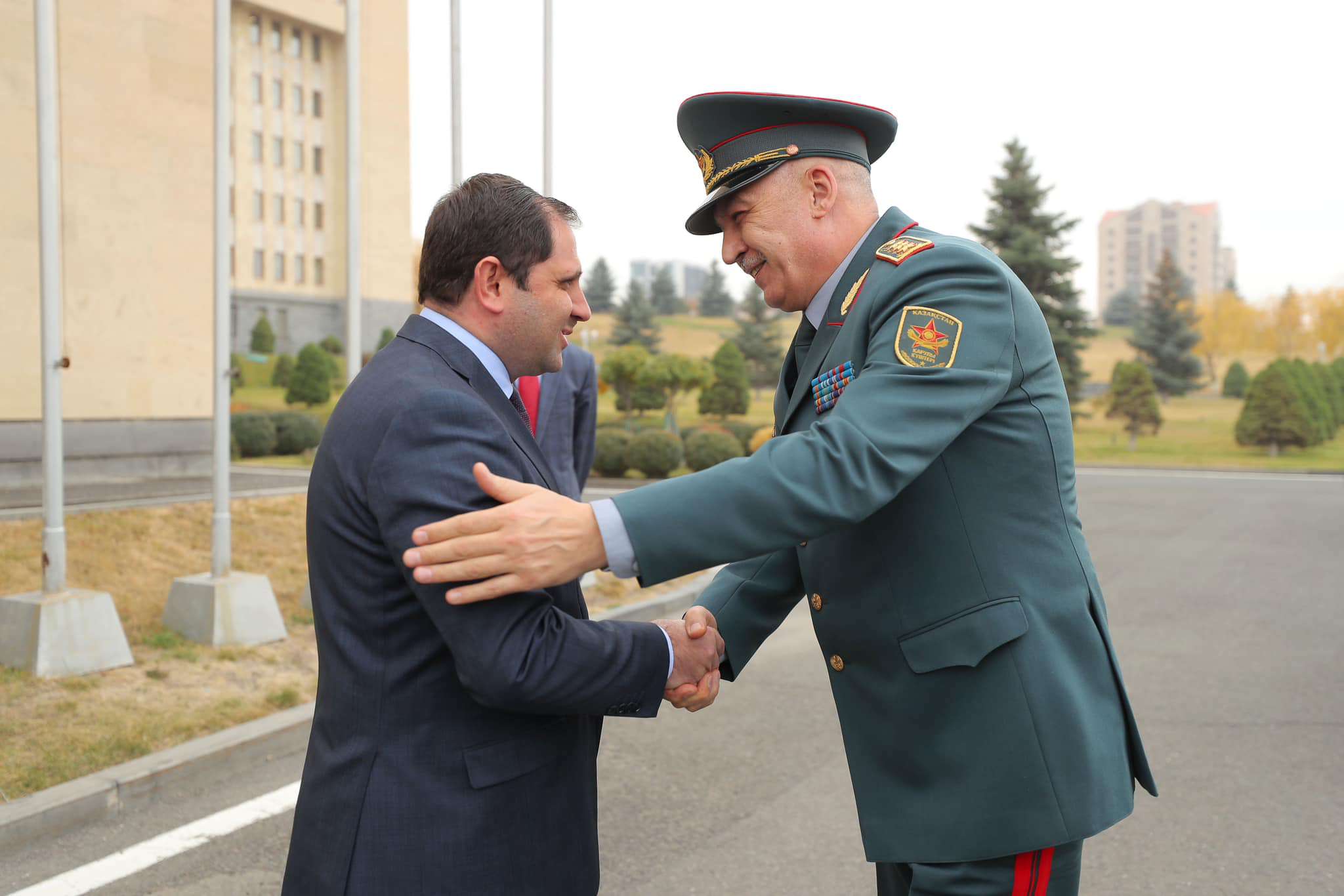 Պապիկյանն ընդունել է Ղազախստանի պաշտպանության նախարարին
