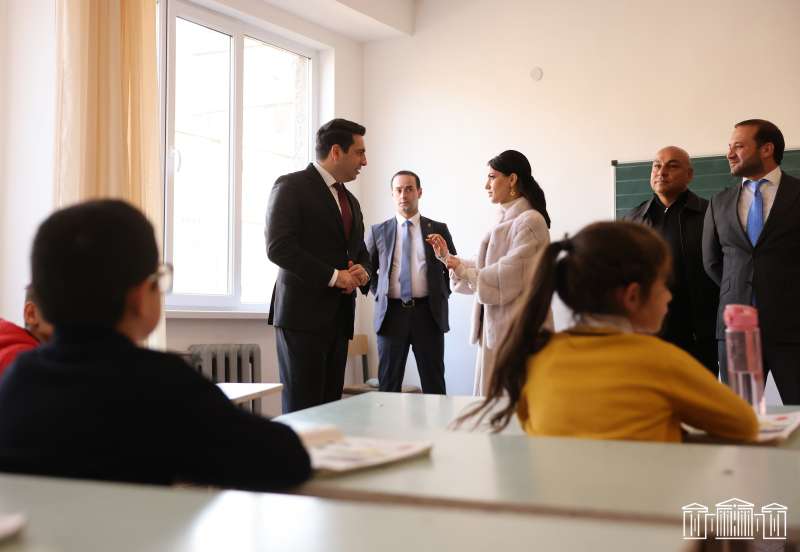 ՀՀ ԱԺ նախագահն այցելել է Հենրիկ Խաչատրյանի անվան դպրոց