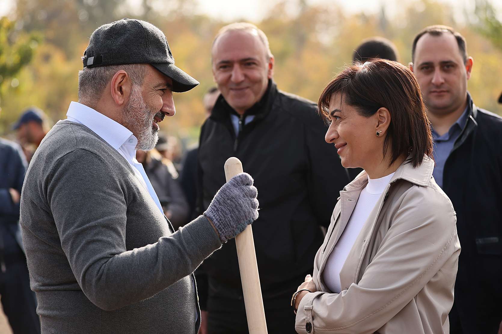 Վարչապետն ընտանիքի հետ մասնակցել է Երևանում կազմակերպված ծառատունկին. լուսանկարներ