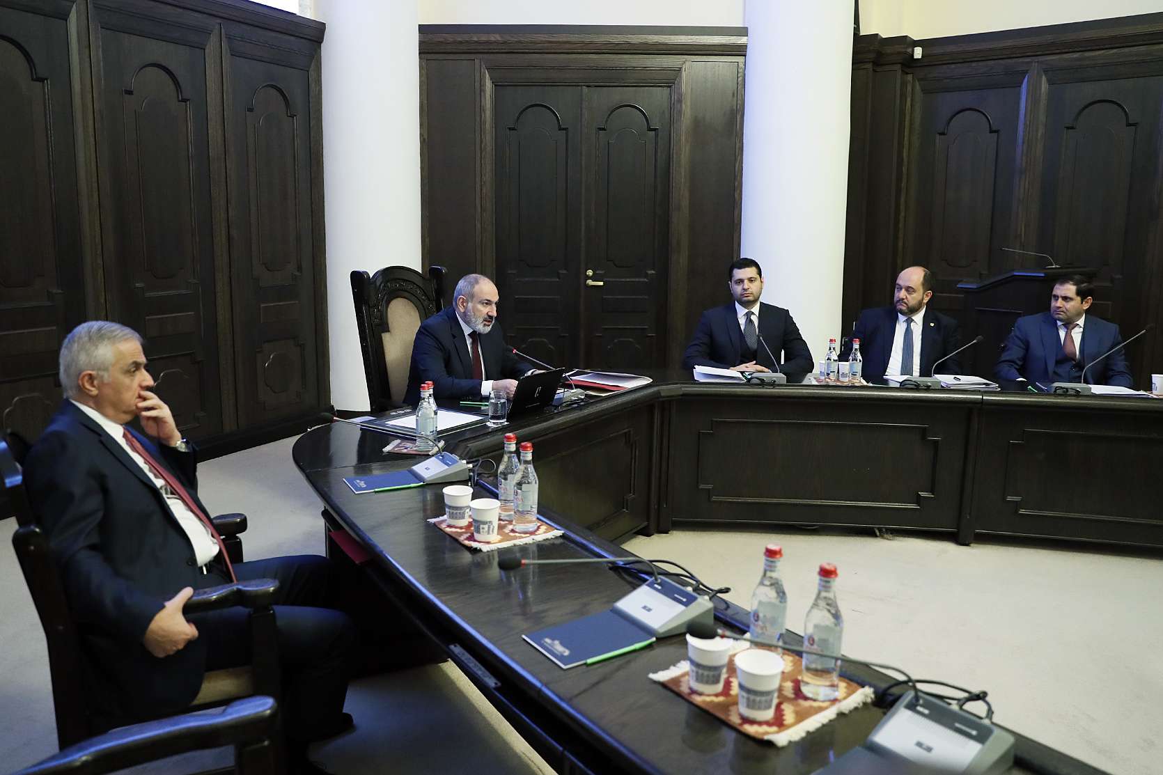 Վարչապետը հանձնարարեց լուծումներ գտնել ապօրինի կառույցների մասով
