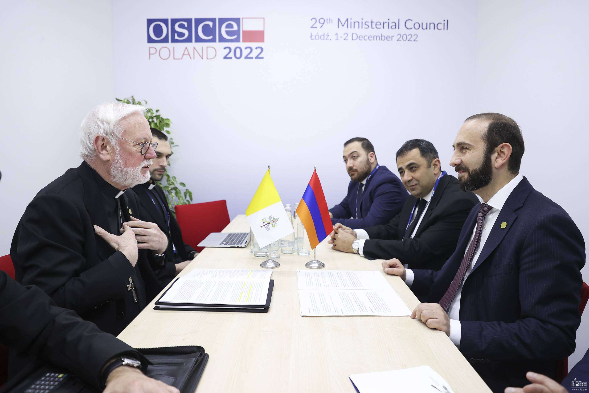 Միրզոյանը հանդիպել է Սուրբ Աթոռի ԱԳ նախարարի հետ