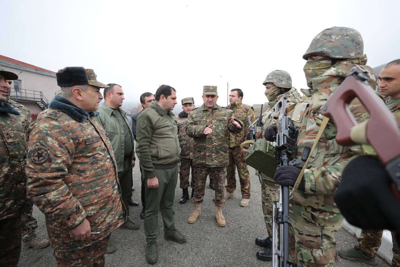 Պաշտպանության նախարարը ԳՇ պետի հետ այցելել է զորամասեր