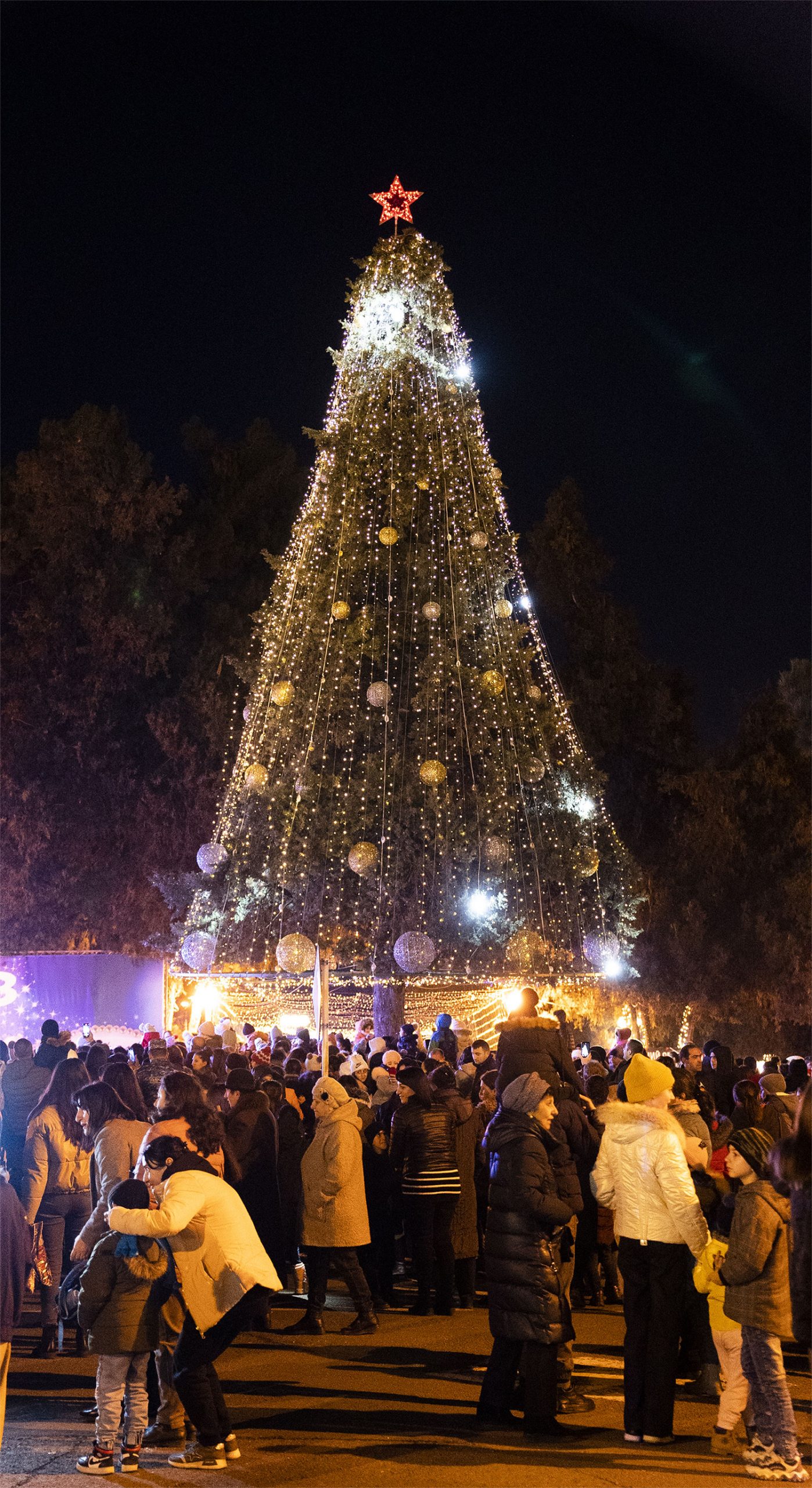 Շրջափակված Արցախում վառվեցին գլխավոր տոնածառի լույսերը