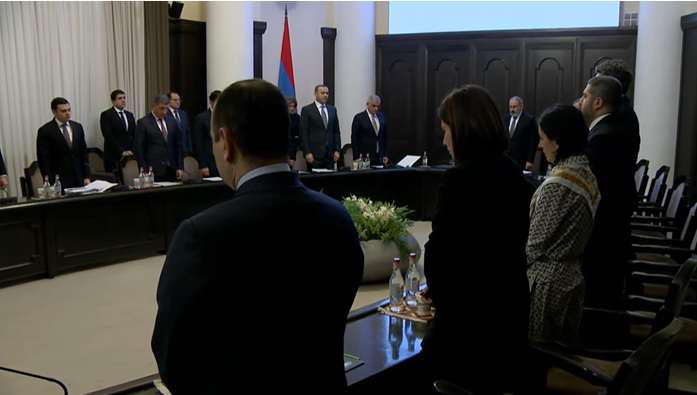 Կառավարության անդամները մեկ րոպե լռությամբ հարգեցին հրդեհի հետևանքով զոհված զինծառայողների հիշատակը