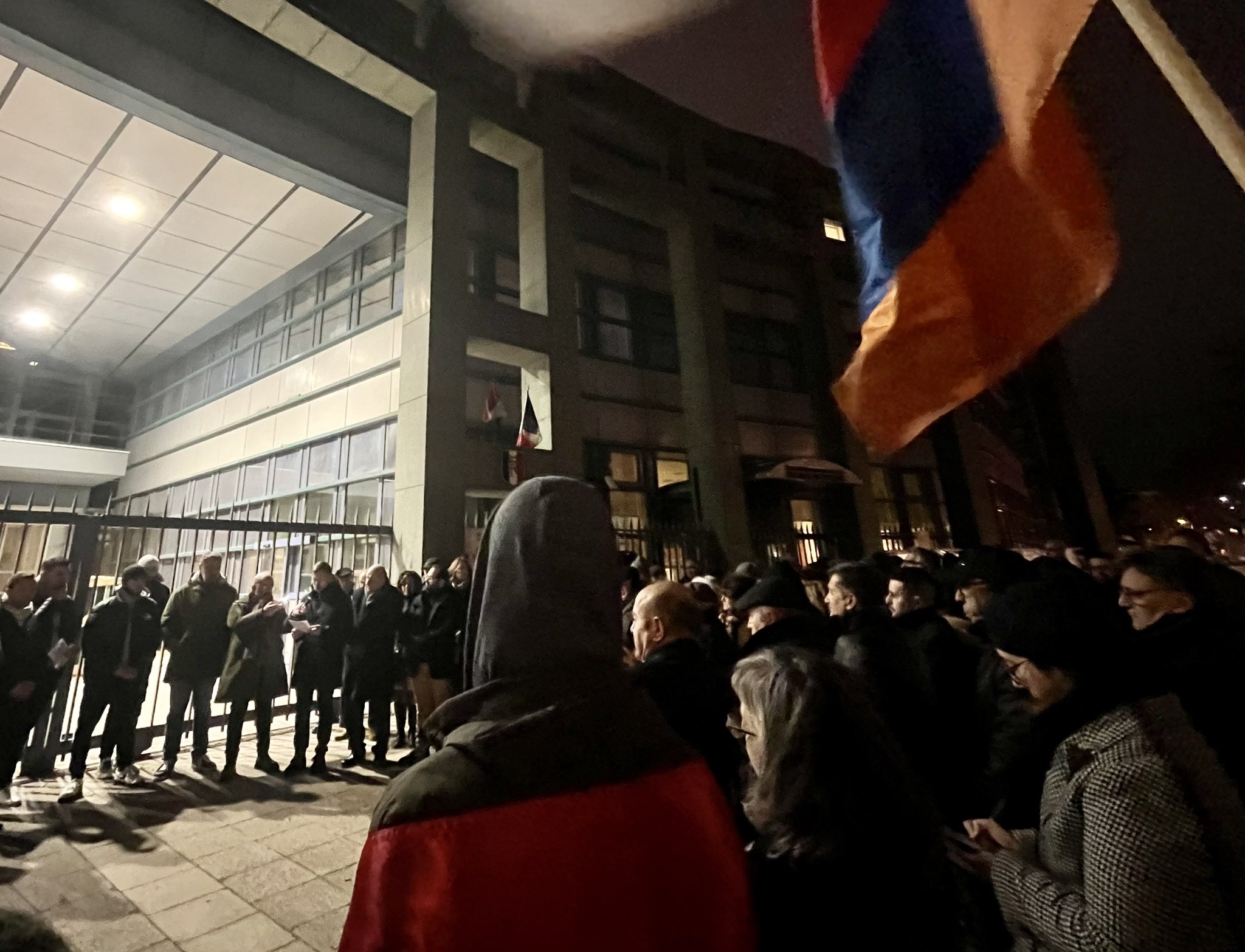 «Կեցցե ազատ Արցախը, Կեցցե ինքնիշխան Հայաստանը». Վալանսի քաղաքապետ