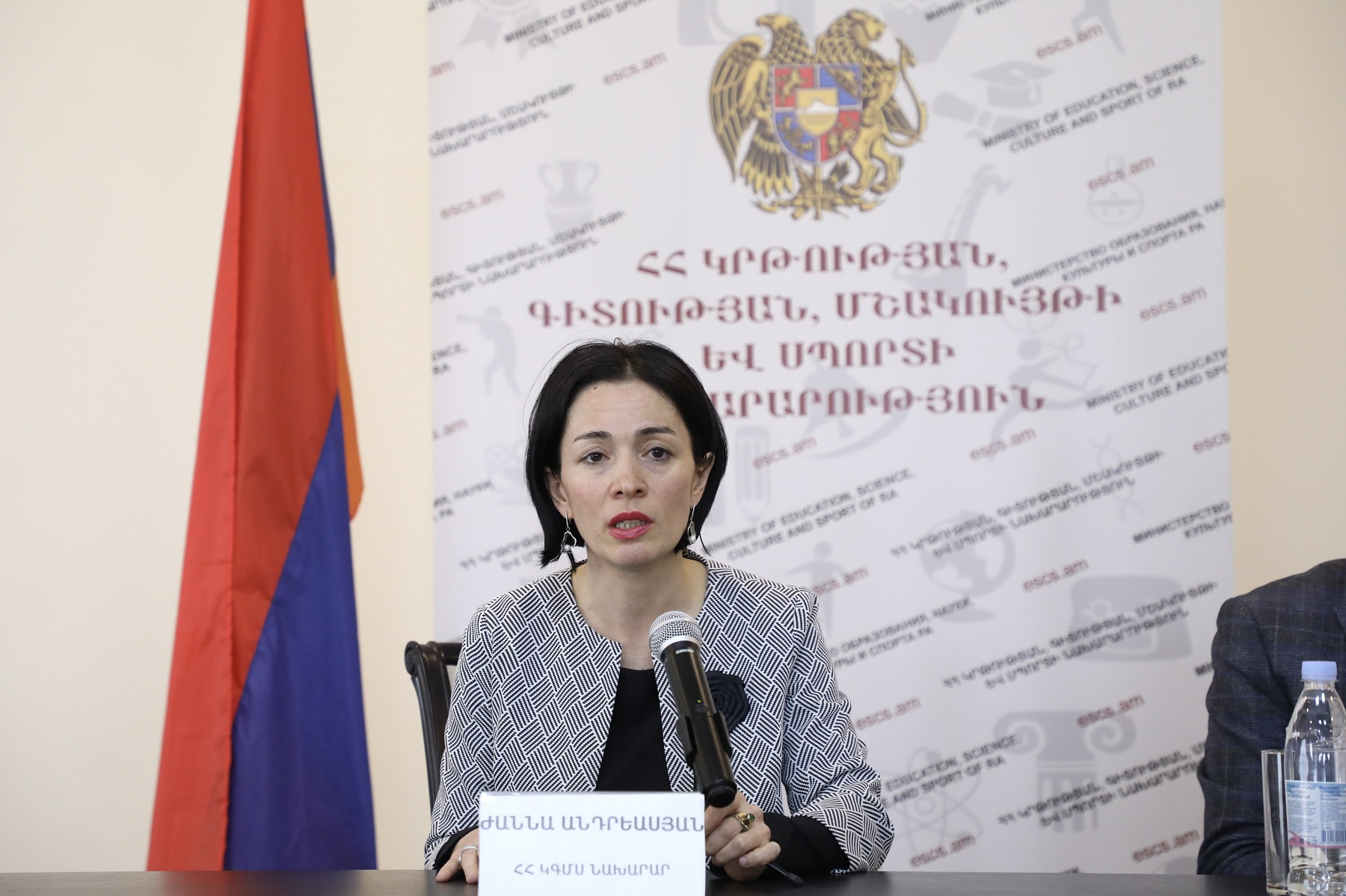 Ժաննա Անդրեասյանը հանդիպել է նոր դասագրքերի ստեղծմամբ հետաքրքրված մասնագետների հետ