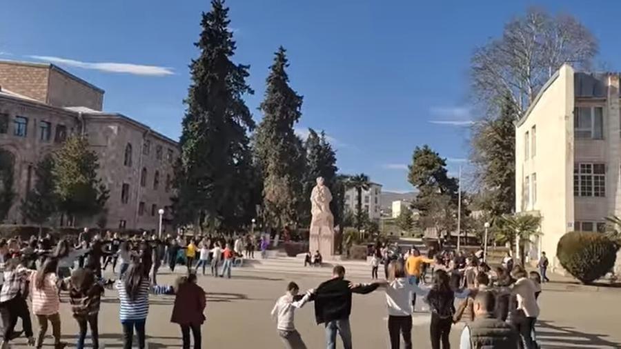 Շրջափկման մեջ գտնվող արցախցի երիտասարդները շուրջպար են բռնել։