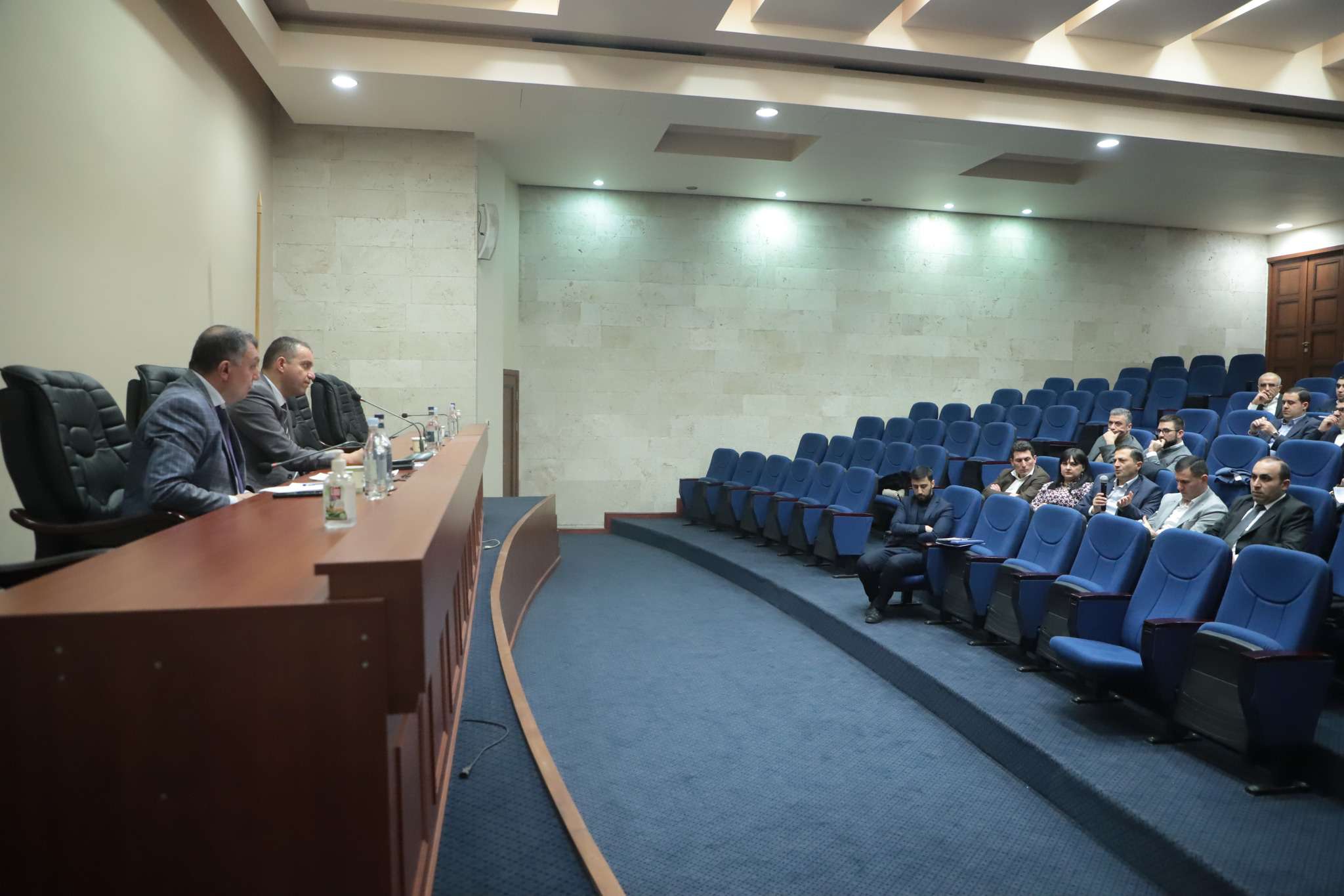 Քերոբյանը հանդիպել է տարբեր բանկերի ներկայացուցիչների հետ