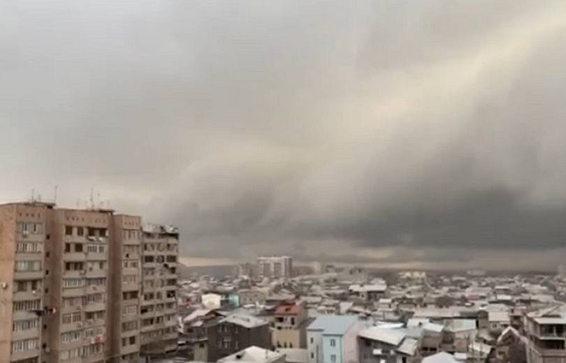 Ամպրոպային ամպը՝ Երևանի արևմուտքում. տեսանյութ
