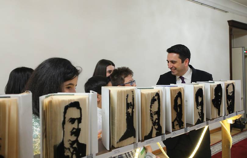 ԱԺ նախագահը գրքեր է նվիրել խորհրդարան այցելած ընթերցասեր երեխաներին (լուսանկարներ)