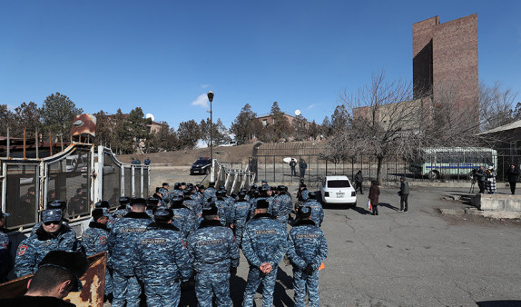 Ոստիկանությունը ՊՆ նախկին շենքում ապրող 22 անձի է բերման ենթարկել