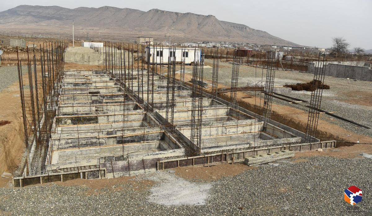 Տեղահանված արցախցիների համար կառուցվող տների շինարարությունը գրեթե դադարեցված է