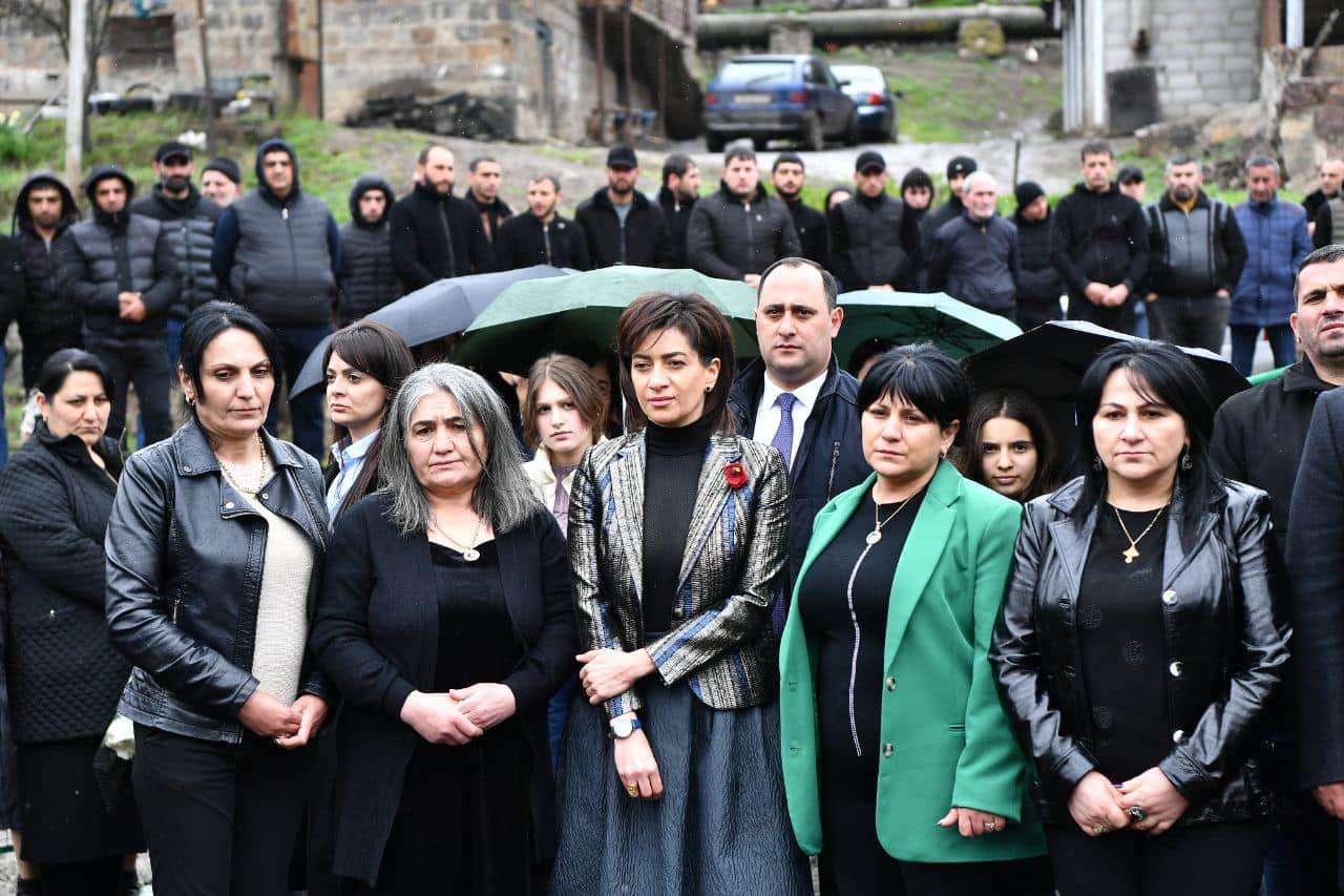 Աննա Հակոբյանը ծաղիկներ է խոնարհել զոհված զինվոր հուշարձանի մոտ