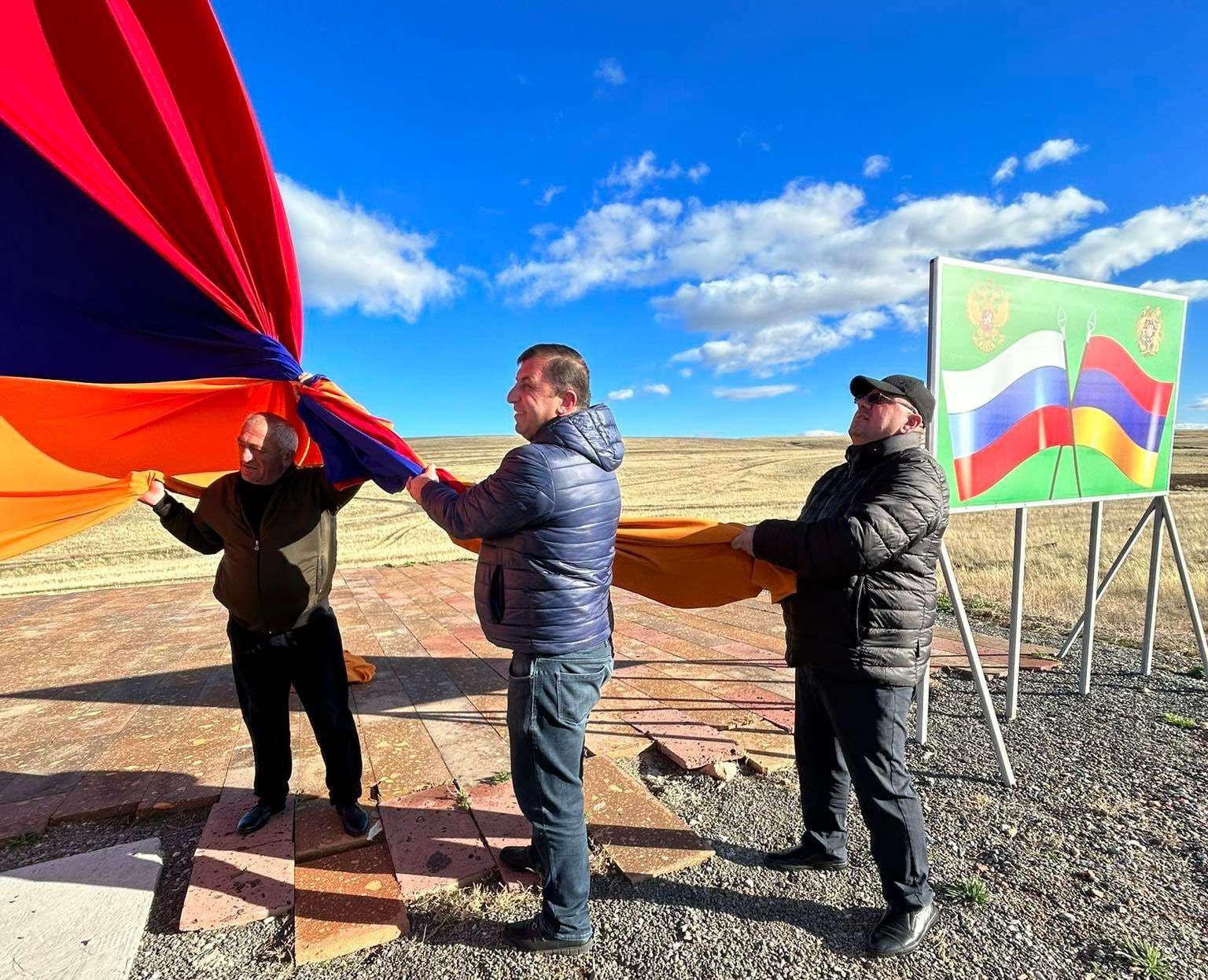 Հայ-թուրքական սահմանին հայոց նոր եռագույն է տեղադրվել