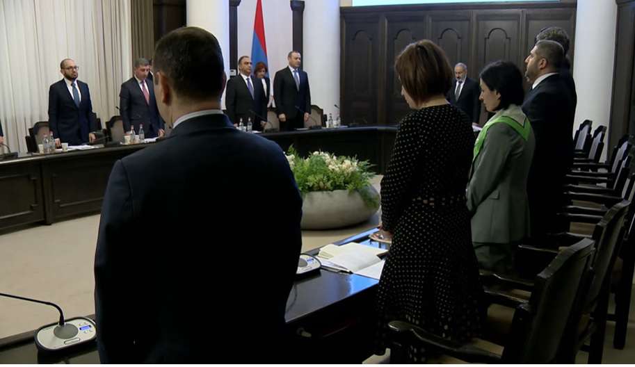 Կառավարության անդամները մեկ րոպե լռությամբ հարգեցին սահմանային վերջին միջադեպի զոհերի հիշատակը