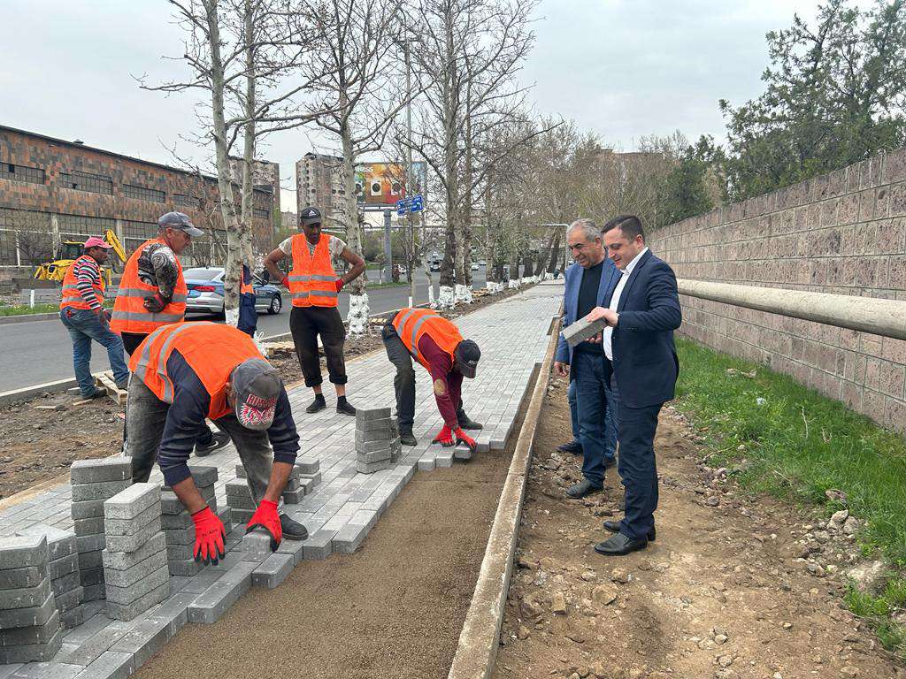 Աբովյան-Արզնի ավտոճանապարհահատվածում կատարվում է մայթերի սալիկապատում