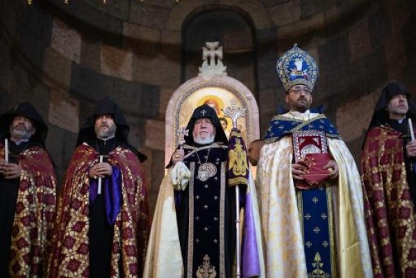 Սուրբ Հարության ճրագալույցի պատարագից հետո Վեհարանում կատարվեց տնօրհնեք