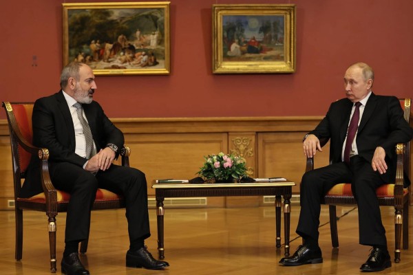Փաշինյանը հեռախոսազրույց է ունեցել Վլադիմիր Պուտինի հետ
