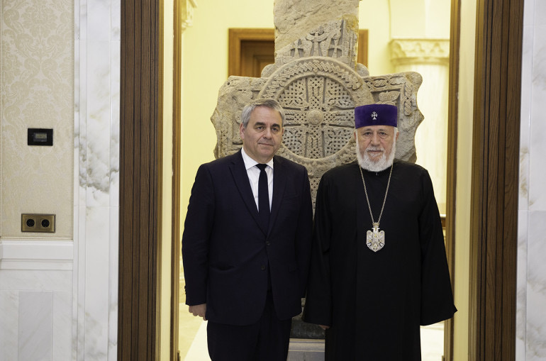 Գարեգին Բ-ն խոր մտահոգություն է հայտնել Բերձորի միջանցքի արգելափակման առնչությամբ