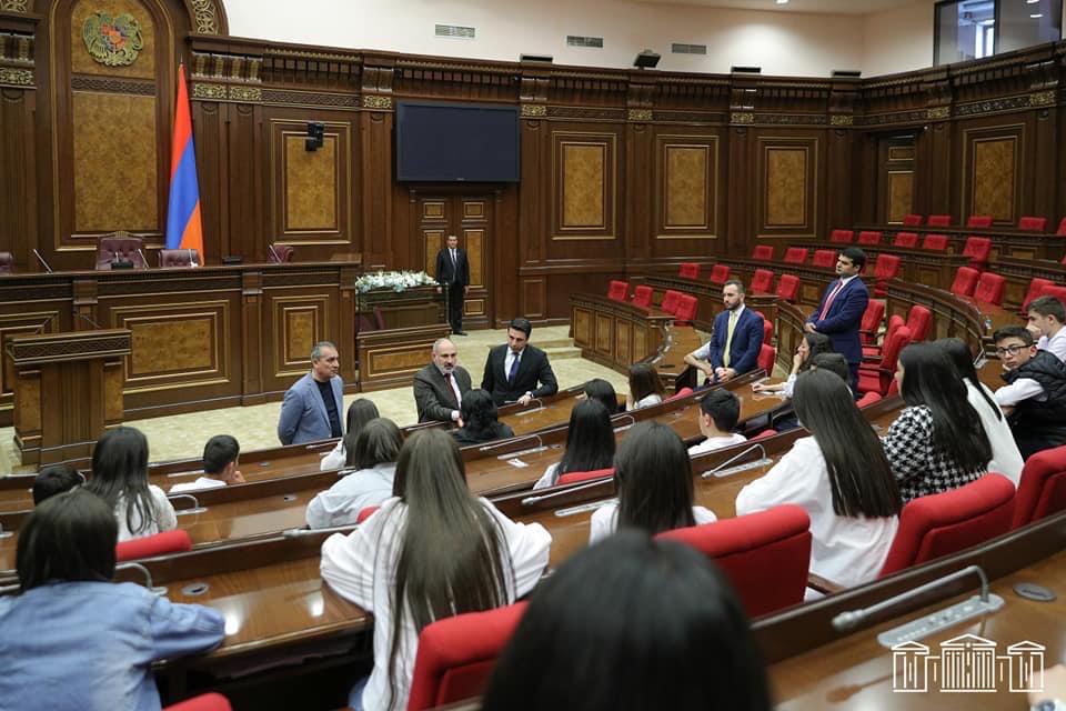 Վարչապետն ու ԱԺ նախագահը հանդիպել են Ակներ և Վերիշեն բնակավայրերի դպրոցականների հետ