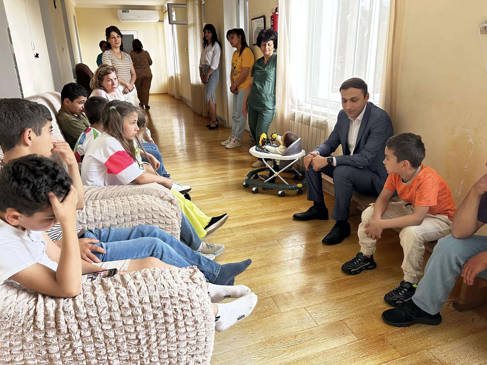 Արցախի ՄԻՊ-ը ծանոթացել է աուտիզմի ցերեկային խնամքի և բուժման կենտրոնի երեխաների պահման պայմաններին