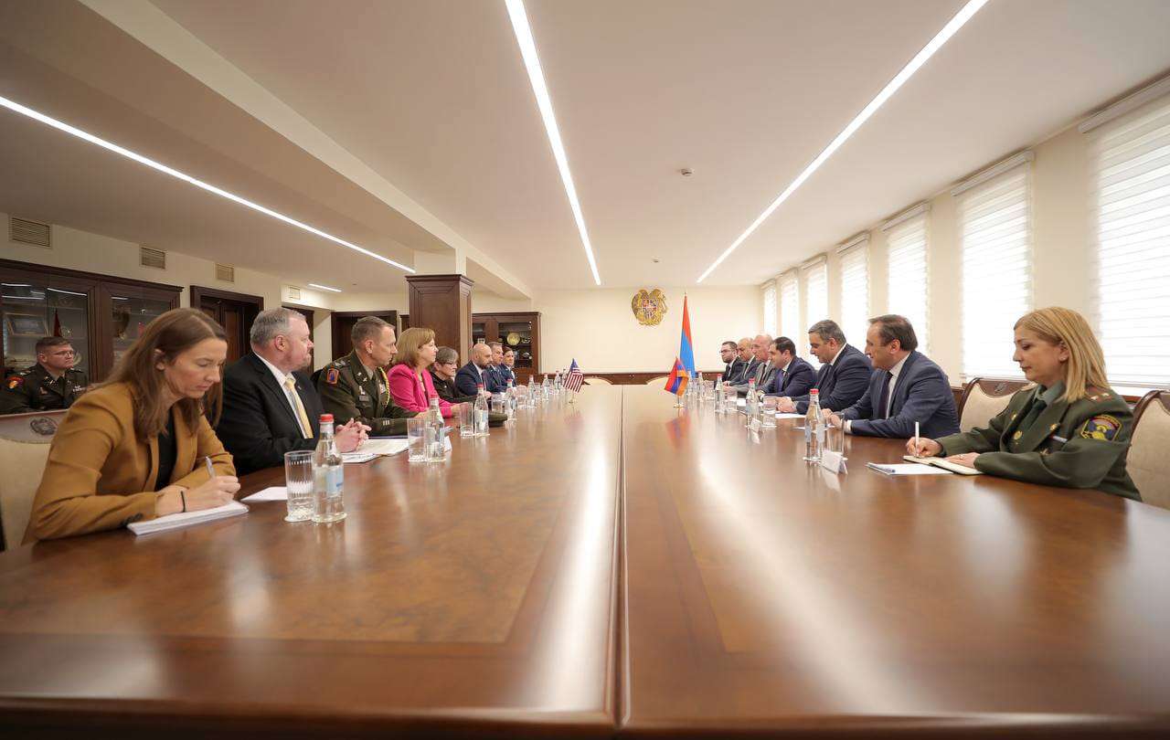 Պապիկյանն ընդունել է ԱՄՆ Կանզասի նահանգապետին և ադյուտանտ գեներալ, ազգային գվարդիայի հրամանատարին