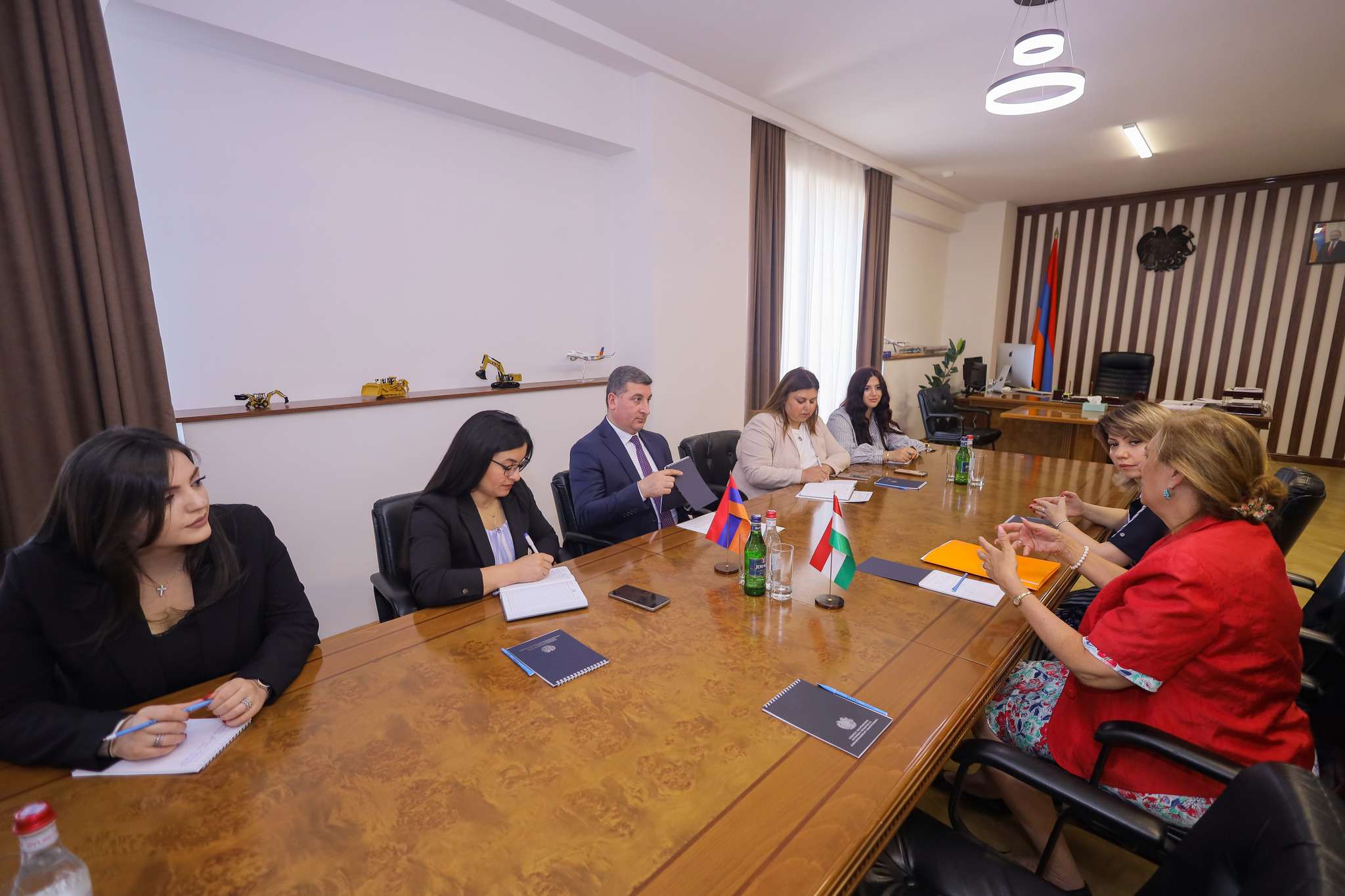 Գնել Սանոսյանը ընդունել է Հունգարիայի դեսպանին