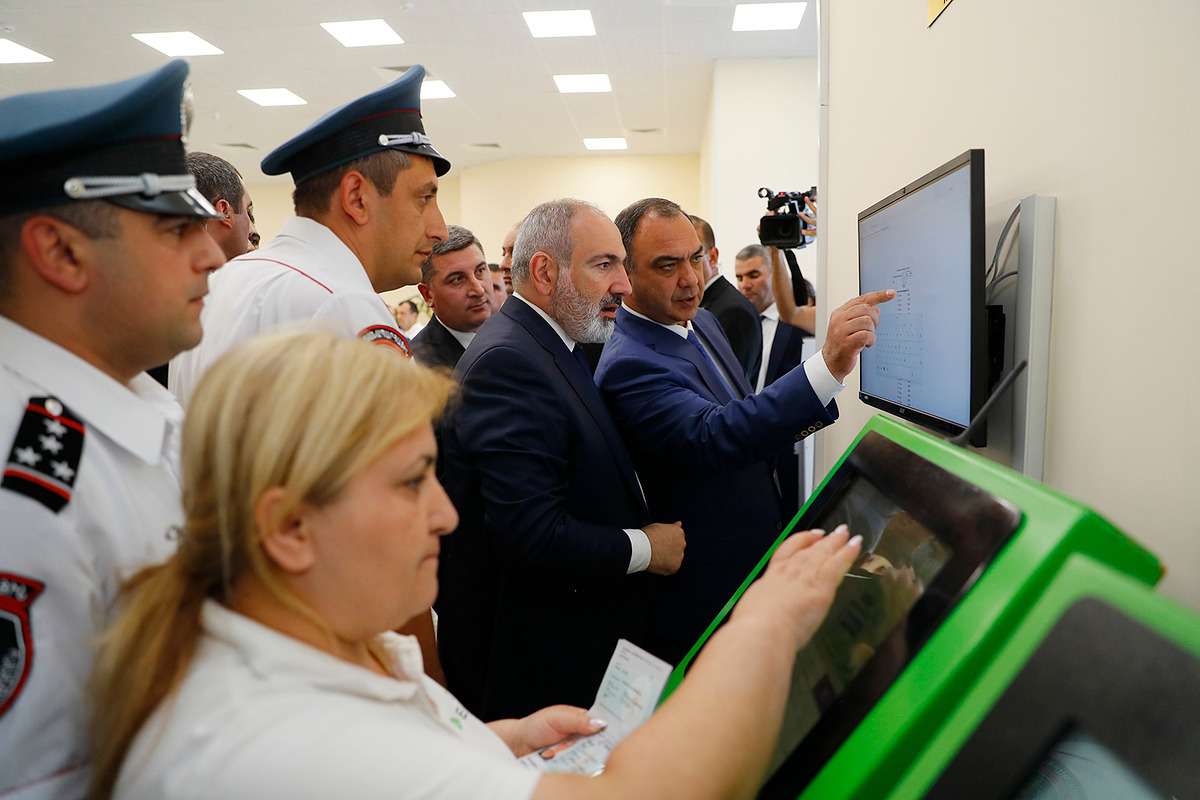 Վարչապետն այցելել է Արտաշատի հաշվառման-քննական բաժանմունք