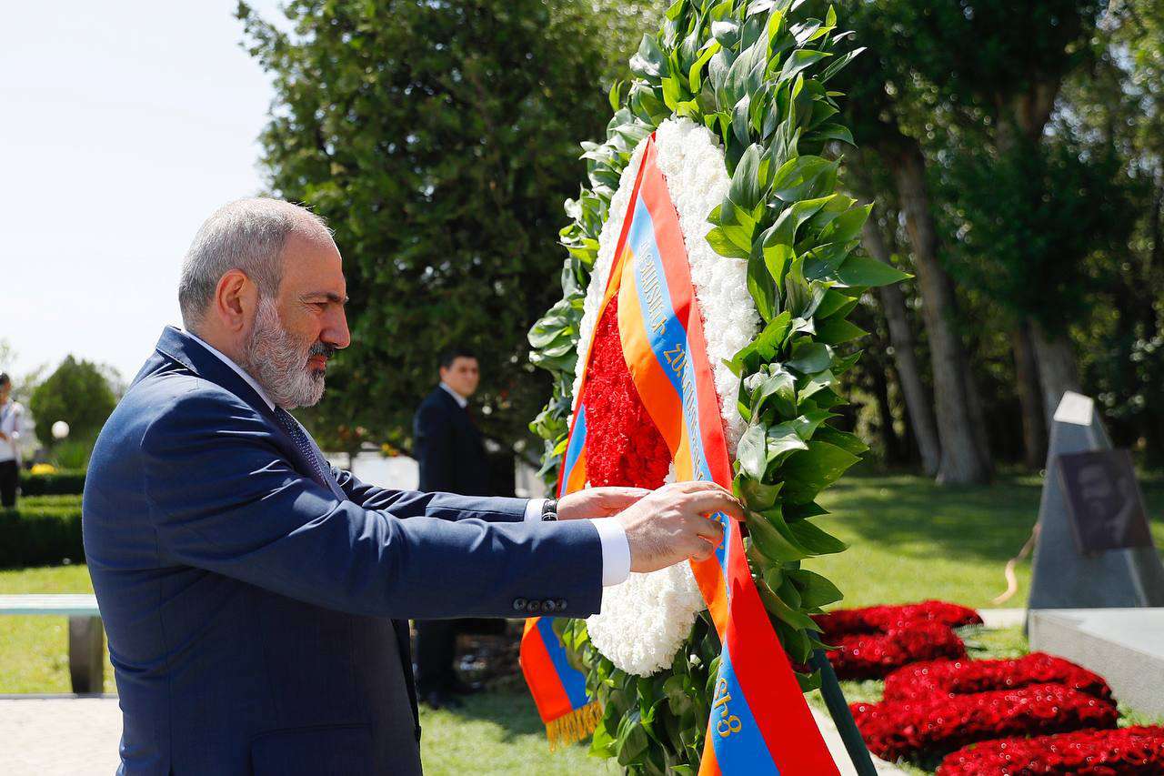Վարչապետը հարգանքի տուրք է մատուցել Վազգեն Սարգսյանի և զորավար Անդրանիկի հիշատակին