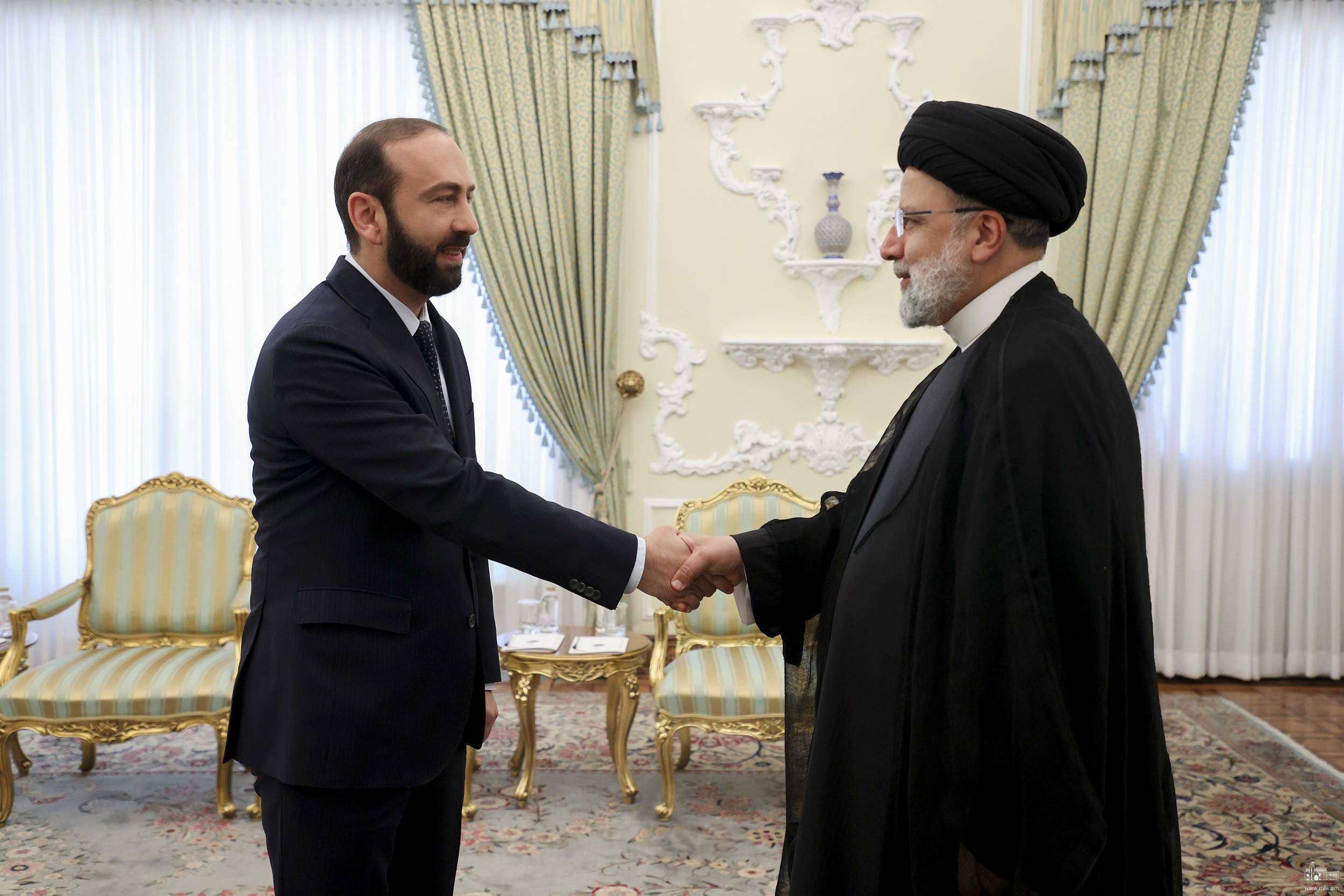 Իրանի նախագահը ընդունել է Արարատ Միրզոյանին