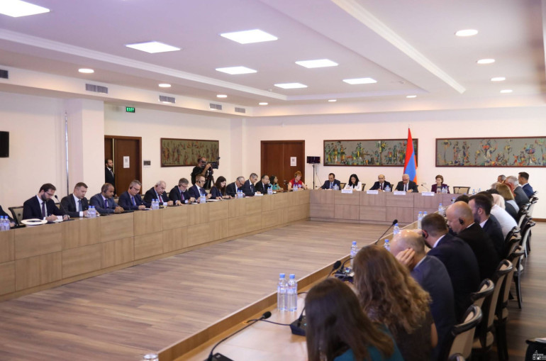 Կարևորվել է միջազգային հանրության հստակ ազդակն Ադրբեջանին. ԱԳՆ են հրավիրվել ՀՀ-ում հավատարմագրված դեսպանները