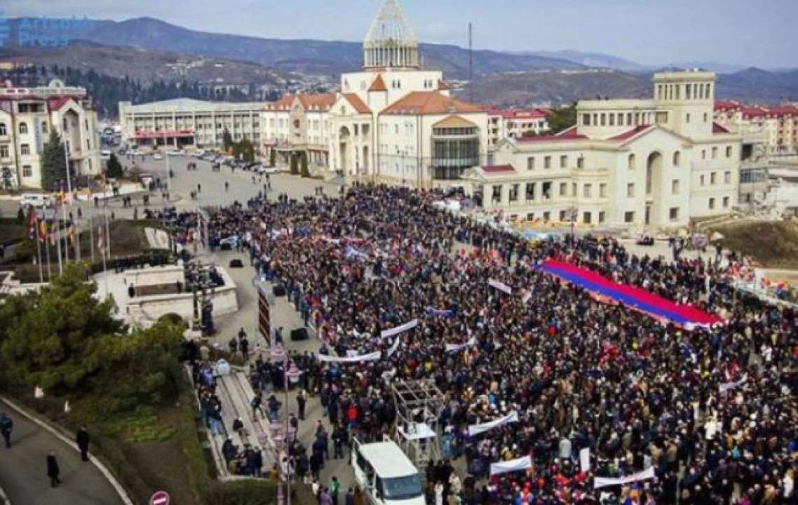 Արցախցիները քայլերթով հասել են ռուս խաղաղապահ զորակայանի մոտ. տեղադրվում են վրաններ