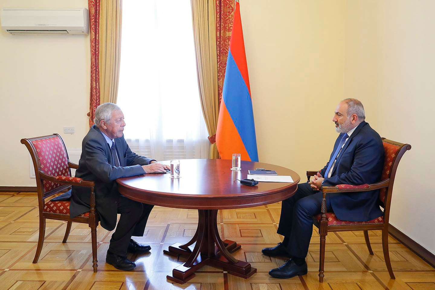 Փաշինյանն ընդունել է Ֆրանսուա Ռոշբլուանին