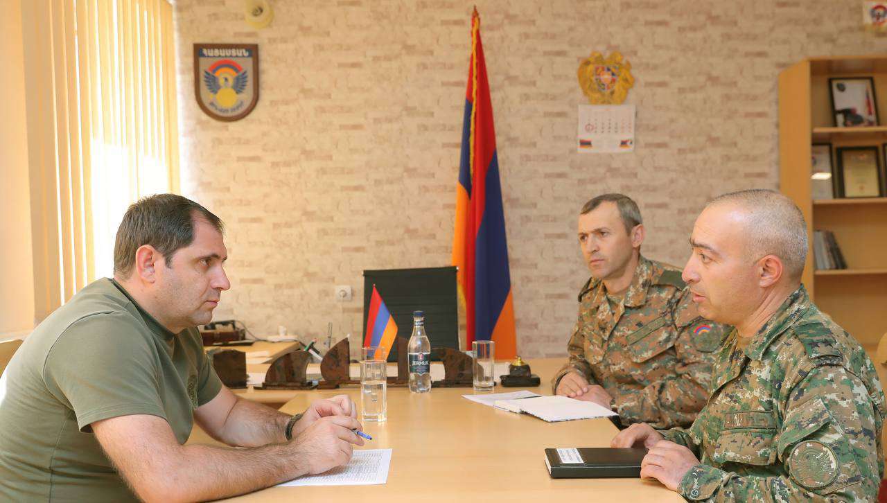 Պապիկյանն առանձնազրույցներ է ունեցել զորամասի սպաների հետ