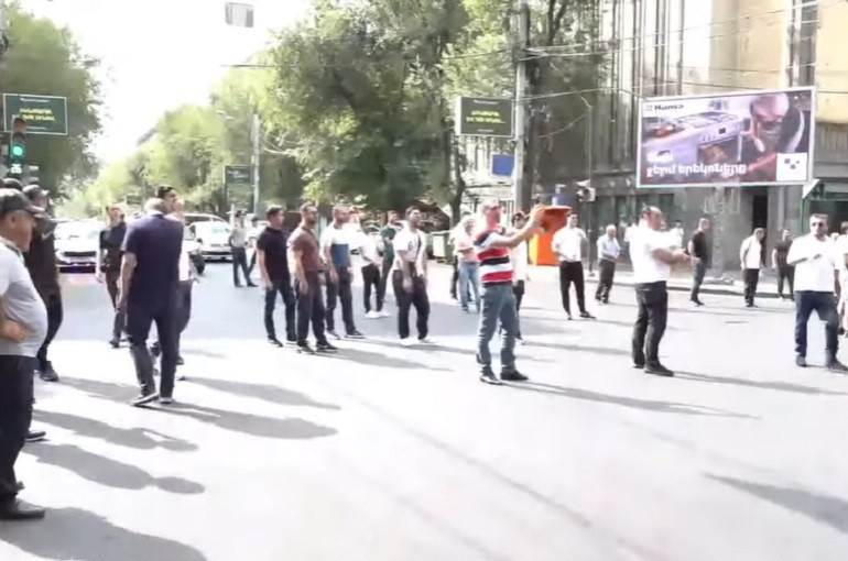 Բաղրամյան պողոտայից հետո ցուցարարները փակել էին Աբովյան-Թումանյան խաչմերուկը