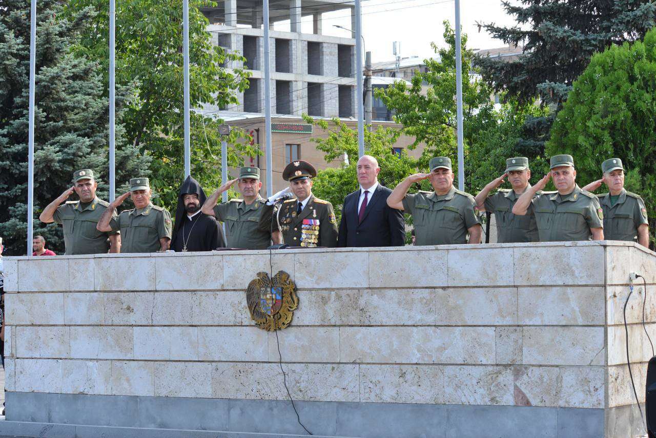 Տերունական աղոթքից հետո շրջանավարտներին հանձնվել են ավարտական փաստաթղթերը