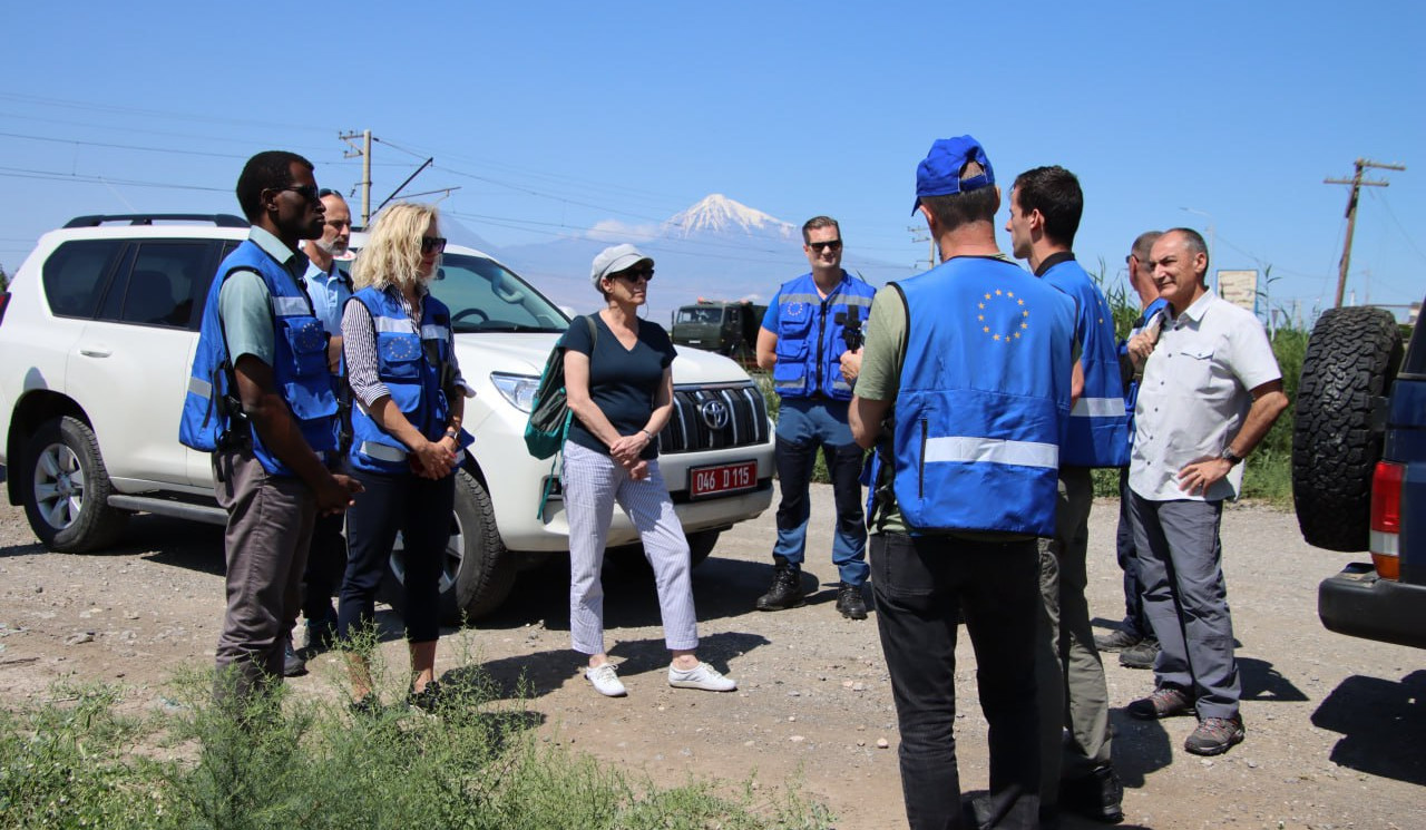 Ֆրանսիայի դեսպան Անն Լույոն հայ-ադրբեջանական սահմանին