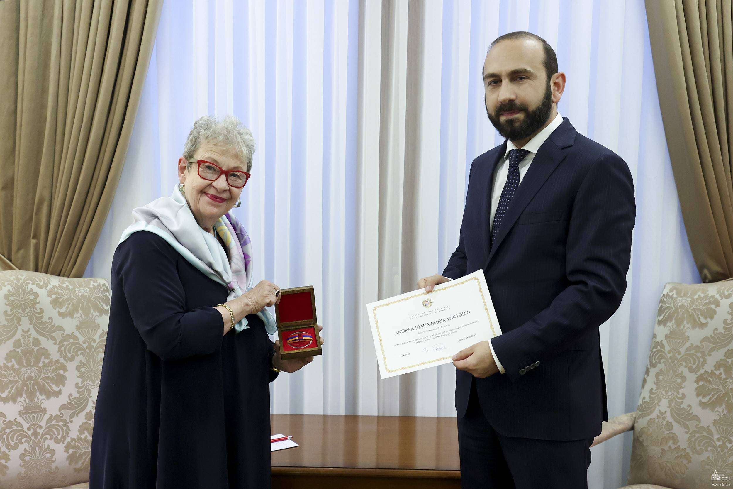 Միրզոյանը ՀՀ ԱԳՆ պատվո մեդալ է հանձնել Անդրեա Վիկտորինին