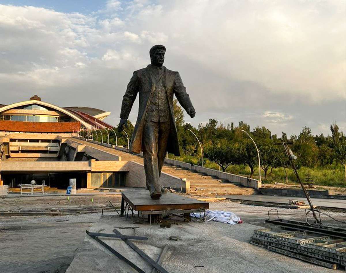 Տեղադրվում է Կարեն Դեմիրճյանի արձանը