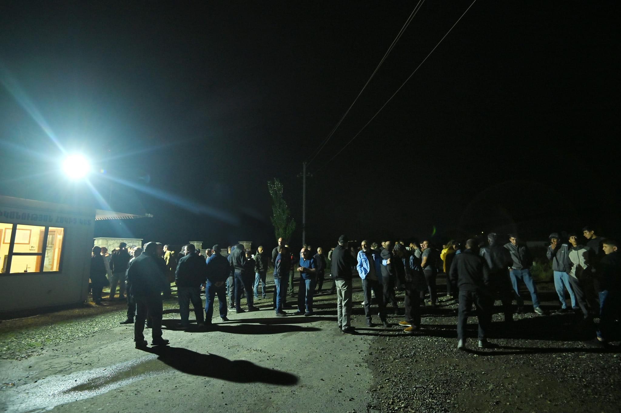 Ադրբեջանցիները խաղաղապահների անցակետն անցել ու փորձում են վրաններ տեղադրել