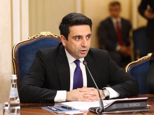 Ալեն Սիմոնյանը զրուցել է Դուբլինում բողոքի ակցիա նախաձեռնած հայ երիտասարդների հետ